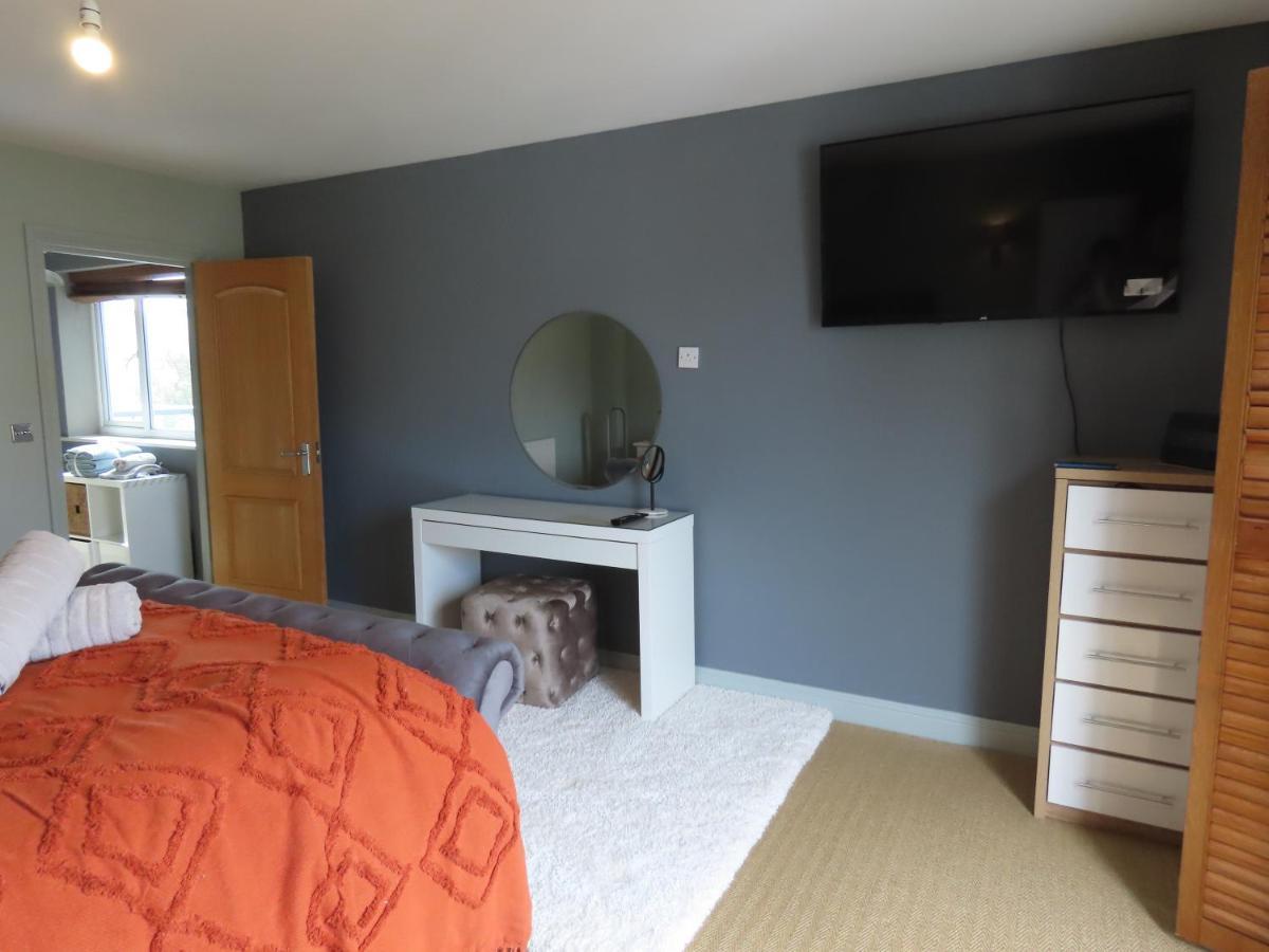 Entire Seaside Luxury Home With On Site Parking! Poole Exterior foto